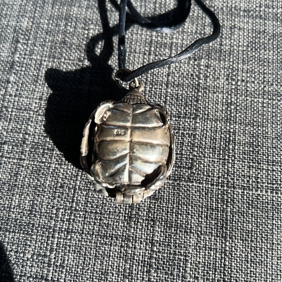 Sterling silver turtle pendant/locket - Picture 4 of 6